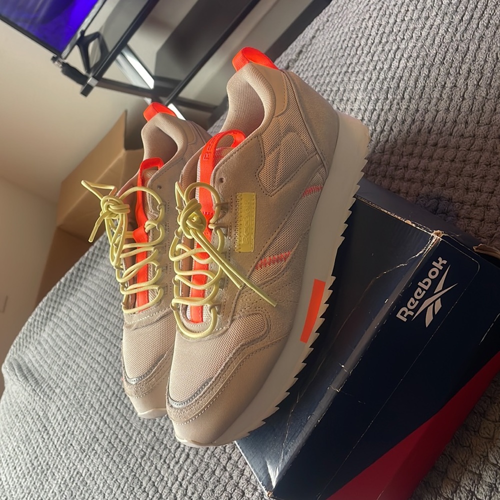 Reeboks leather ripple trail sneakers. Size 8.5